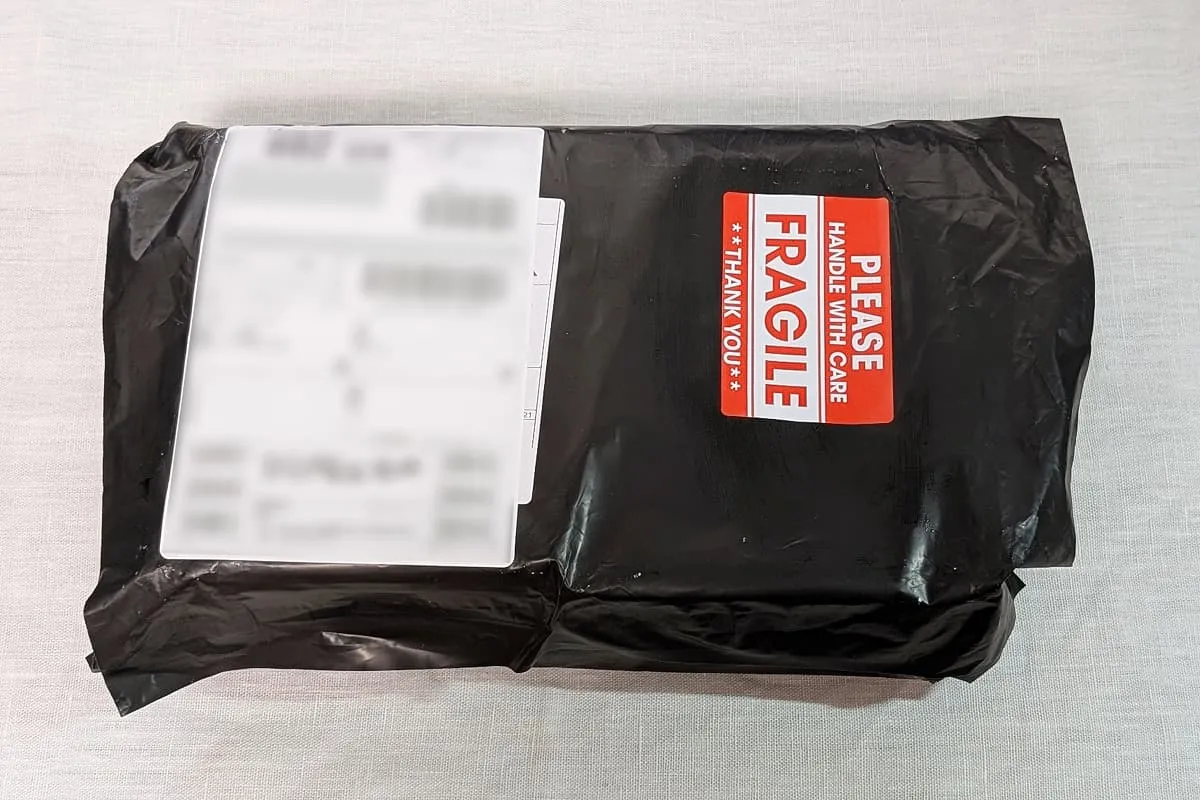 黒い包みで届いた