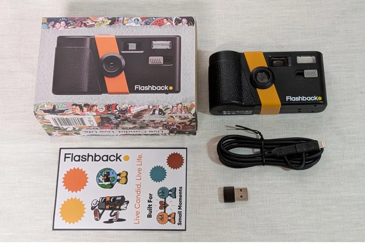 内容一式:カメラ本体、USBケーブル、おまけのステッカー